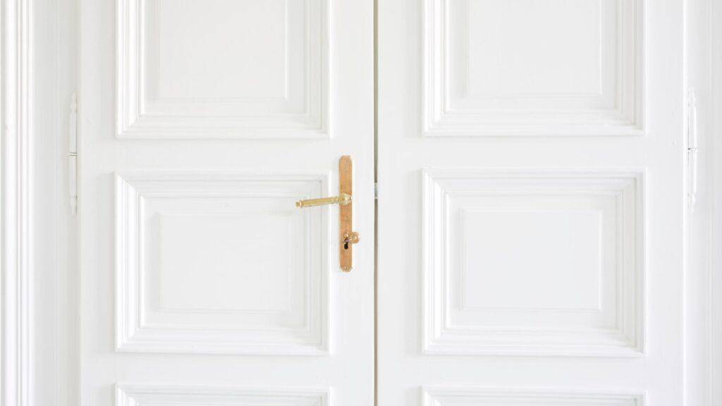 Porta bianca con maniglia oro