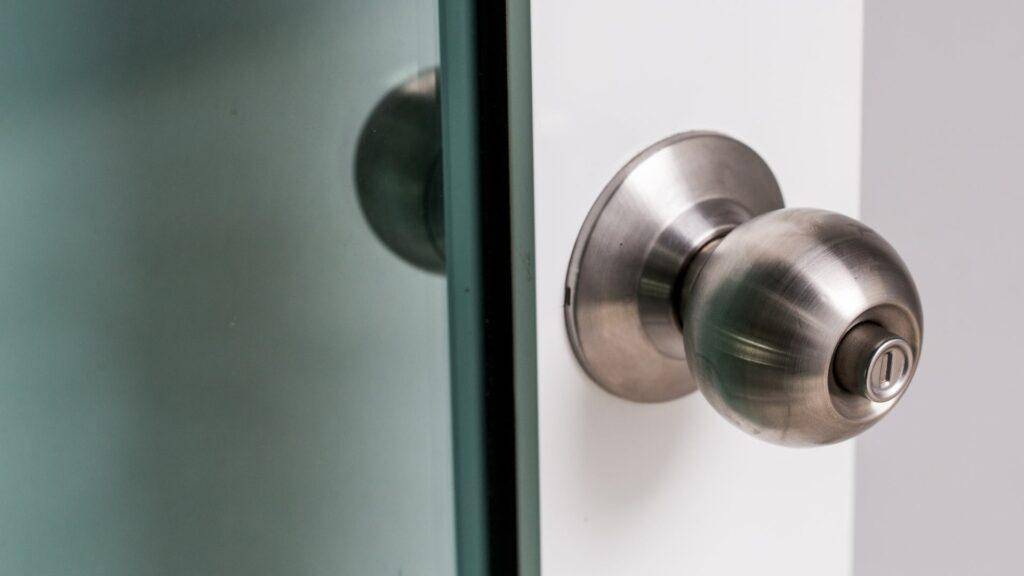 Come scegliere le maniglie delle porte: la maniglia a rosetta è perfetta con porte classiche